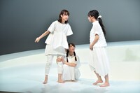左から佐々木久美、井口眞緒、齊藤京子。