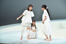 左から佐々木久美、井口眞緒、齊藤京子。