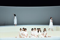 けやき坂46チームハーモニカによる「あゆみ」のワンシーン。