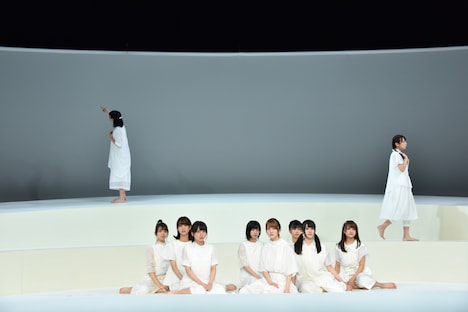 けやき坂46チームハーモニカによる「あゆみ」のワンシーン。