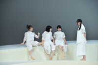 けやき坂46チームハーモニカによる「あゆみ」のワンシーン。
