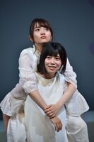 上から宮田愛萌、東村芽依。