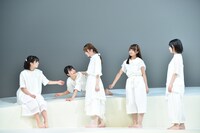 けやき坂46チームハーモニカによる「あゆみ」のワンシーン。