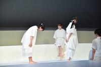 けやき坂46チームハーモニカによる「あゆみ」のワンシーン。