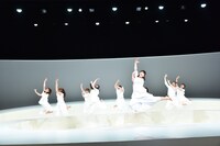 けやき坂46チームハーモニカによる「あゆみ」のワンシーン。