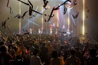 Gacharic Spin「Gacharic Spin TOUR 止まらない2018 ～良い子(415)は真似しないでネ～」の様子。（写真提供：ビクターエンタテインメント）