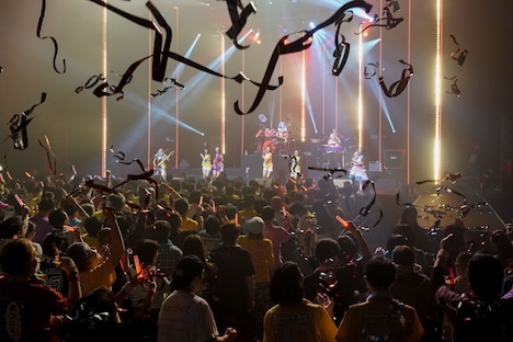 Gacharic Spin「Gacharic Spin TOUR 止まらない2018 ～良い子(415)は真似しないでネ～」の様子。（写真提供：ビクターエンタテインメント）
