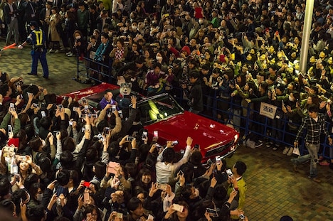 マスタングに乗って登場するJean-Ken Johnny（G, Vo, Rap）。