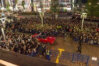 マスタングに乗って登場するJean-Ken Johnny（G, Vo, Rap）。