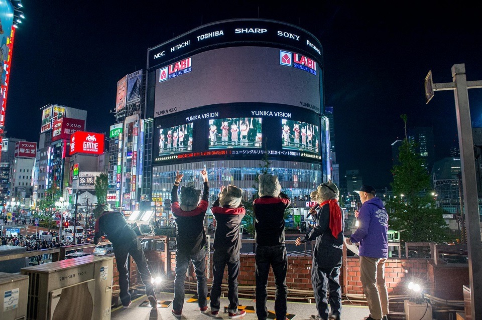 MAN WITH A MISSION「ニューシングル『Take Me Under / Winding Road』発売記念イベント」の様子。