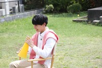 VTRを観て笑顔になるユースケ監督。