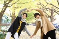 秋の銀杏並木で撮影を行ったユースケとタカシ。