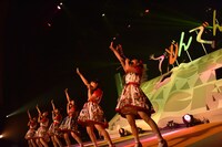 新曲「でかどんでん」を初披露するエビ中。