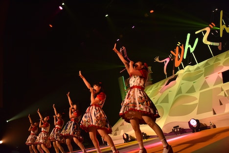 新曲「でかどんでん」を初披露するエビ中。