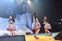 告知用の台本が見つからず慌てる安本彩花（右）。