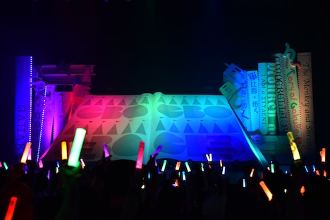 「私立恵比寿中学 SHAKARIKI SPRING TOUR 2018～New,Gakugeeeekai of Learning～（新・学芸会のすゝめ）」初日公演の様子。