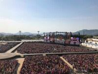 「ももクロ 春の一大事 2018 in 東近江市 ～笑顔のチカラ つなげるオモイ～」の様子。（Photo by HAJIME KAMIIISAKA+Z）