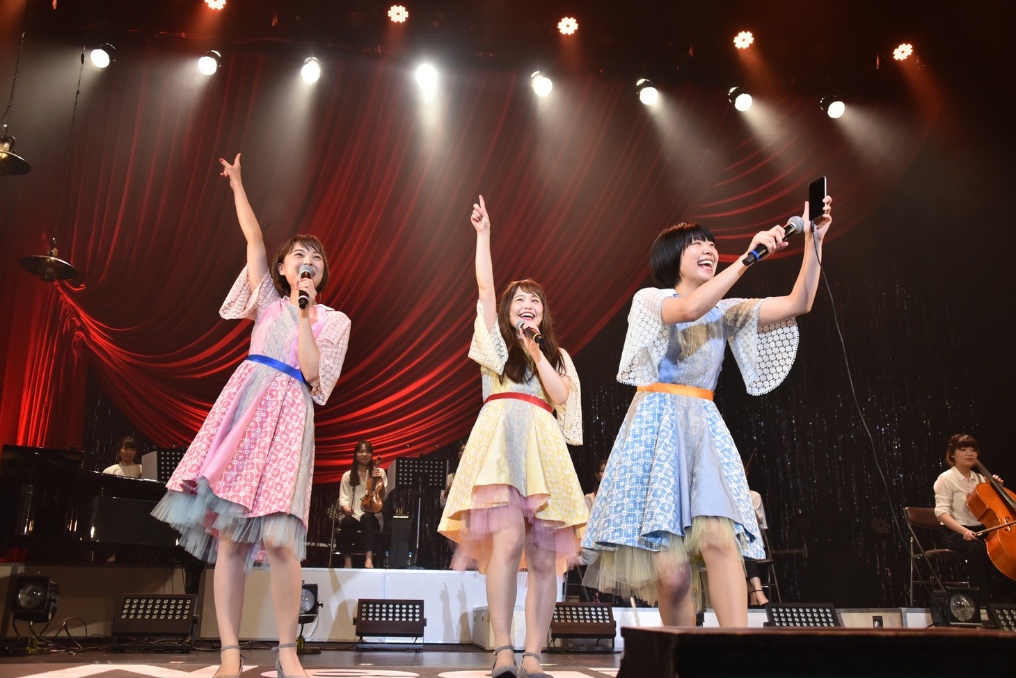 エビ中と声を合わせて“エビネギ”開催決定を発表するNegicco。