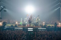 WANIMA「Everybody!! TOUR」千葉・幕張メッセ国際展示場9～11ホール公演の様子。（撮影：瀧本 JON... 行秀）