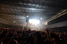 WANIMA「Everybody!! TOUR」千葉・幕張メッセ国際展示場9～11ホール公演の様子。（撮影：瀧本 JON... 行秀）