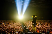 WANIMA「Everybody!! TOUR」千葉・幕張メッセ国際展示場9～11ホール公演の様子。（撮影：瀧本 JON... 行秀）