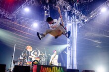 WANIMA「Everybody!! TOUR」千葉・幕張メッセ国際展示場9～11ホール公演の様子。（撮影：瀧本 JON... 行秀）