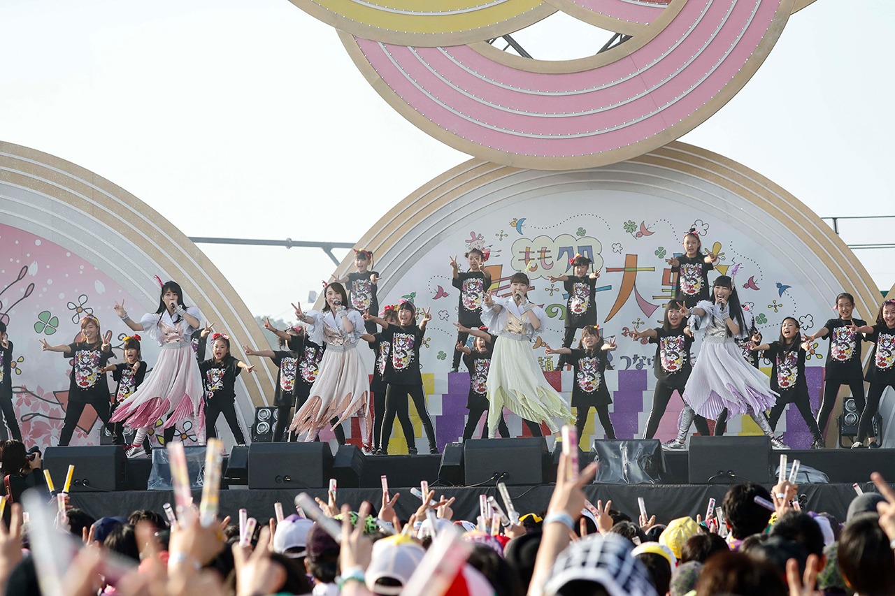子供たちと「笑ー笑 ～シャオイーシャオ！～」を披露するももいろクローバーZ。（Photo by HAJIME KAMIIISAKA+Z）