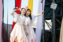 左から百田夏菜子、佐々木彩夏。（Photo by HAJIME KAMIIISAKA+Z）