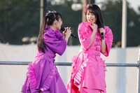 左から高城れに、佐々木彩夏。（Photo by HAJIME KAMIIISAKA+Z）