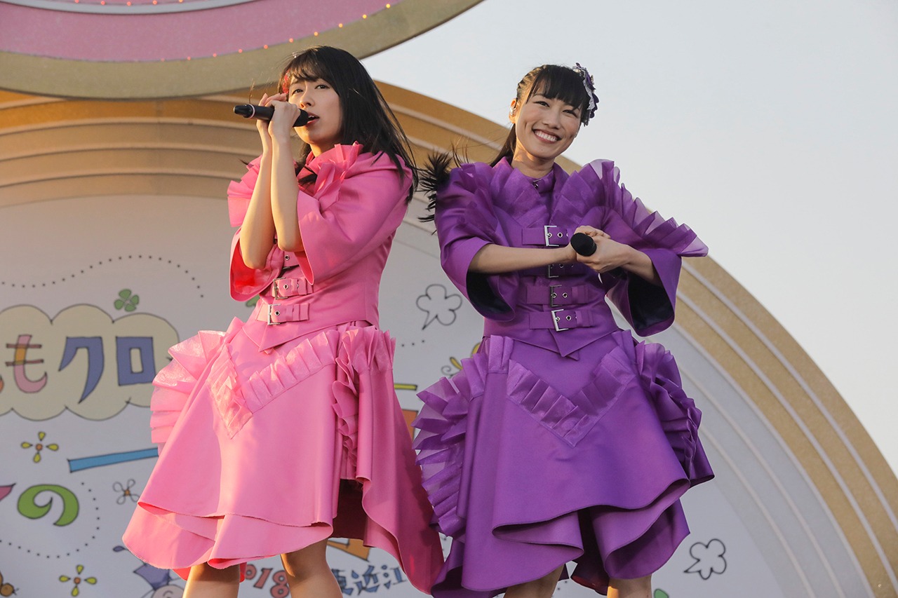 左から佐々木彩夏、高城れに。（Photo by HAJIME KAMIIISAKA+Z）