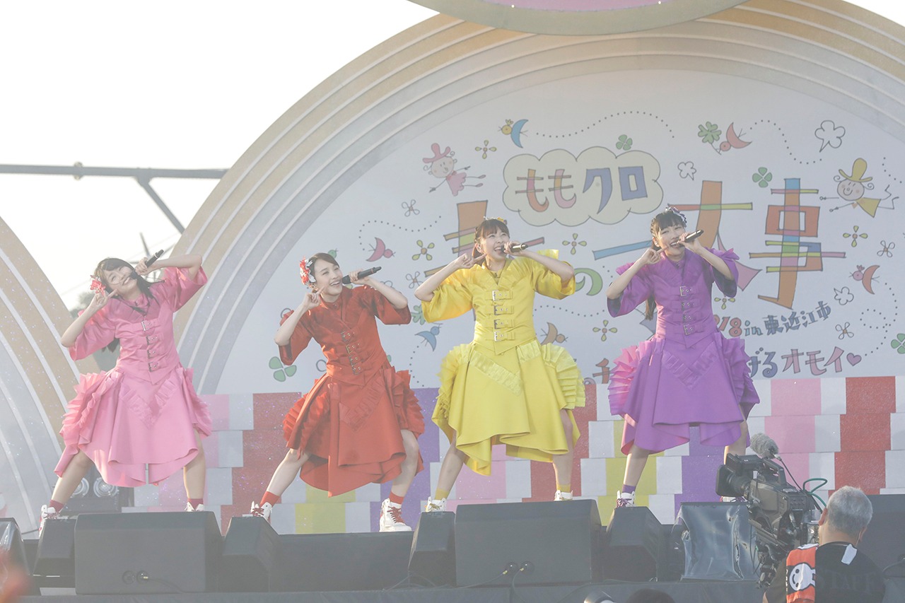 「ももクロ 春の一大事 2018 in 東近江市 ～笑顔のチカラ つなげるオモイ～」の様子。（Photo by HAJIME KAMIIISAKA+Z）
