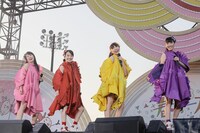 「ももクロ 春の一大事 2018 in 東近江市 ～笑顔のチカラ つなげるオモイ～」の様子。（Photo by HAJIME KAMIIISAKA+Z）