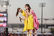 左から玉井詩織、佐々木彩夏。(Photo by HAJIME KAMIIISAKA+Z)