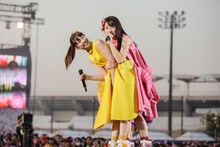 左から玉井詩織、佐々木彩夏。（Photo by HAJIME KAMIIISAKA+Z）
