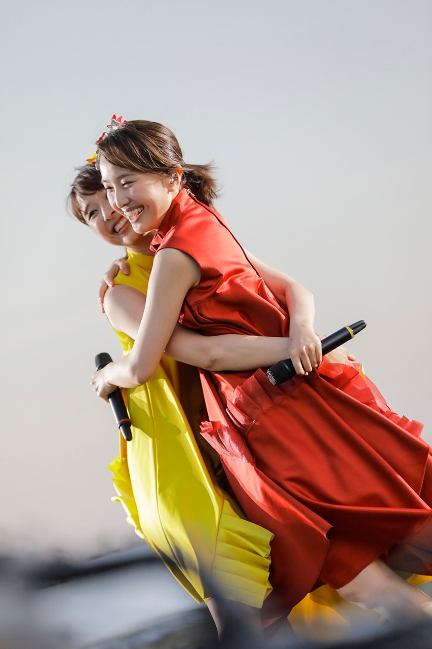 抱き合う玉井詩織（左）と百田夏菜子（右）。