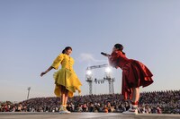 左から玉井詩織、百田夏菜子。（Photo by HAJIME KAMIIISAKA+Z）