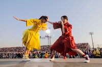 左から玉井詩織、百田夏菜子。（Photo by HAJIME KAMIIISAKA+Z）
