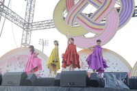 「ももクロ 春の一大事 2018 in 東近江市 ～笑顔のチカラ つなげるオモイ～」の様子。（Photo by HAJIME KAMIIISAKA+Z）