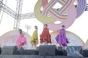 「ももクロ 春の一大事 2018 in 東近江市 ~笑顔のチカラ つなげるオモイ~」の様子。(Photo by HAJIME KAMIIISAKA+Z)