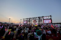 「ももクロ 春の一大事 2018 in 東近江市 ～笑顔のチカラ つなげるオモイ～」の様子。（Photo by HAJIME KAMIIISAKA+Z）