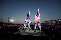 左から高城れに、佐々木彩夏。（Photo by HAJIME KAMIIISAKA+Z）