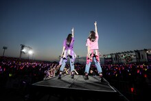 左から高城れに、佐々木彩夏。（Photo by HAJIME KAMIIISAKA+Z）