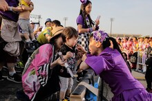 子供のモノノフと触れ合う高城れに。（Photo by HAJIME KAMIIISAKA+Z）