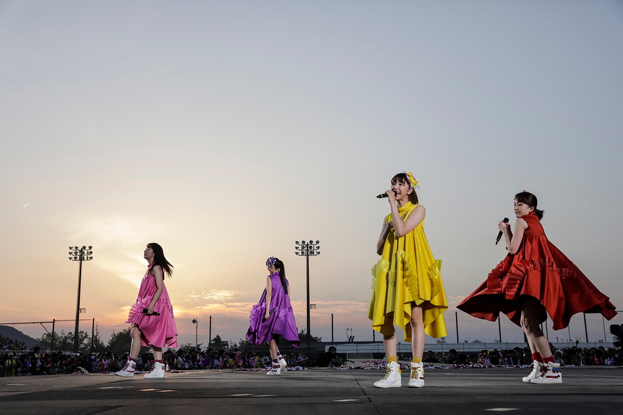「ももクロ 春の一大事 2018 in 東近江市 ～笑顔のチカラ つなげるオモイ～」の様子。（Photo by HAJIME KAMIIISAKA+Z）