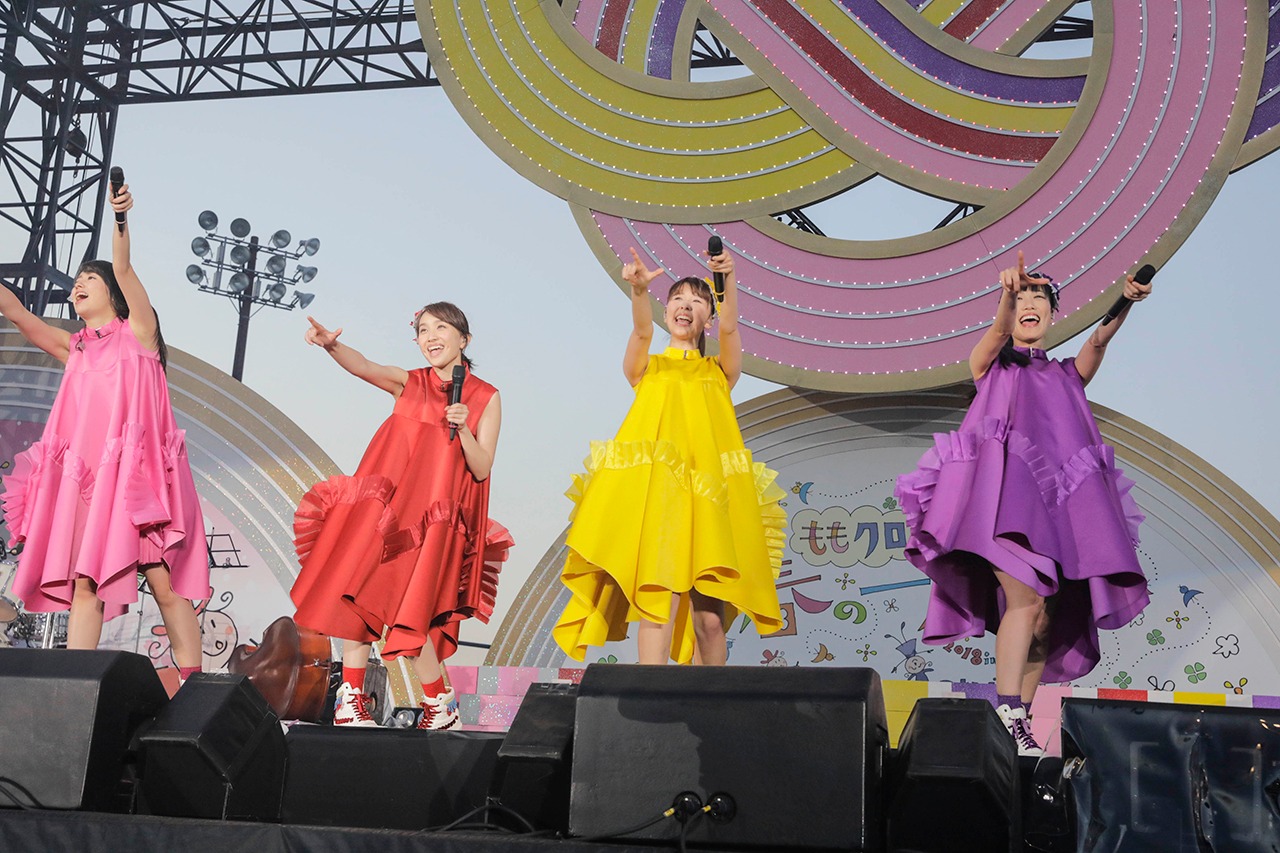 「ももクロ 春の一大事 2018 in 東近江市 ～笑顔のチカラ つなげるオモイ～」の様子。（Photo by HAJIME KAMIIISAKA+Z）