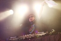 バックDJを務めたCMJK。