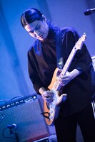 山崎康介（G, Syn）（撮影：田中聖太郎）