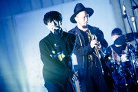 雨のパレードとタブゾンビ（Tp / SOIL & "PIMP" SESSIONS）。（撮影：田中聖太郎）