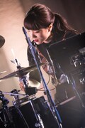 大澤実音穂(Dr)(撮影:田中聖太郎)