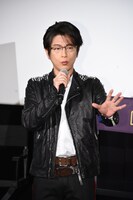 フォースを使う素振りを見せる及川光博。